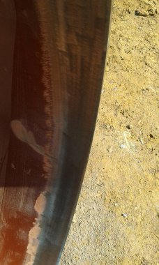 Kaynak teftişi, teknisyen müfettişi sanayi imalat fabrikasındaki çelik yapısını inceledikten sonra yüzeyleri kontrol ediyor. NDT