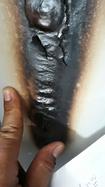 Tablonun bir kısmı diğer taraftaki kaynaklama sırasında ısınma nedeniyle soyulmuş.
