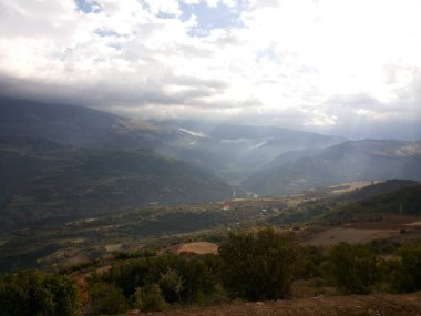 Dağların yamaçlarına bak.