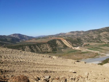 Dağların yamaçlarına bak.