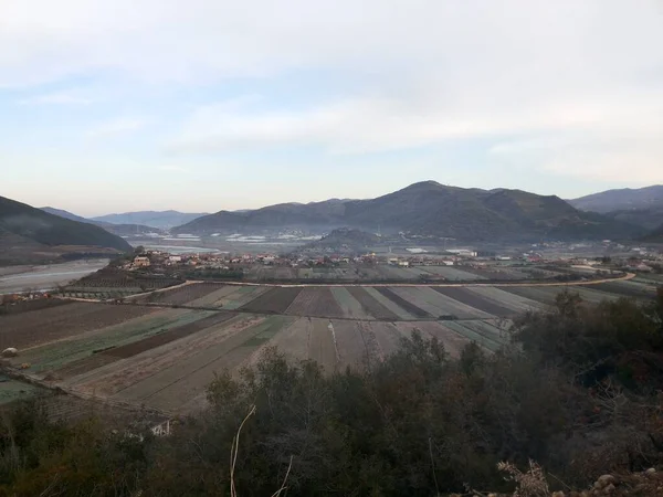 Dağların yamaçlarına bak.