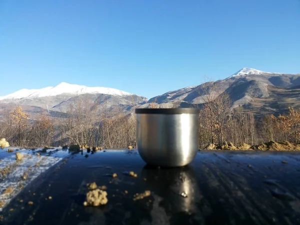 Dağların yamaçlarına bak.