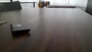 Sessiz bir yerde bir kahve odası.