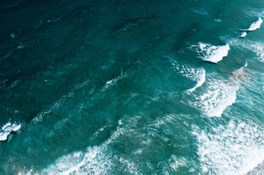 Borneo Kudat Sabah Borneo 'daki tropik okyanus dalgaları soyut.