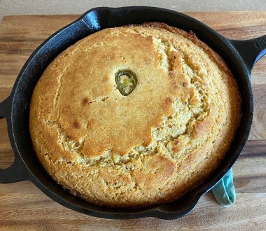 Tahta kesme tahtasında ev yapımı Demir Jalapeno mısır ekmeği. 