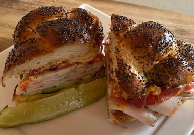 Hindi sandviçi, jambonlu peynirli Chipotle Haşhaş tohumlu Challah Roll ve turşulu.  