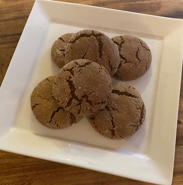 Sei Biscotti Melassa Piatto Bianco — Foto Stock