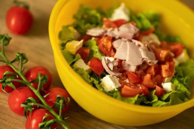 Kirazlı domates filizi, ev yapımı hafif marul, domates, peynir ve konserve somon salatası. ev yemeği.