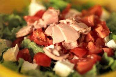 Ev yapımı hafif marul, domates, peynir ve konserve somon salatası. ev yemeği.