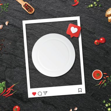 Yemeğiniz için ayrı tabaklı siyah masa. yaratıcı sosyal medya post tasarımı. Boş masa etrafında sebze ve baharatlar. 3D illüstrasyon gıda reklam tasarımı ve restoran menüsü reklamları.