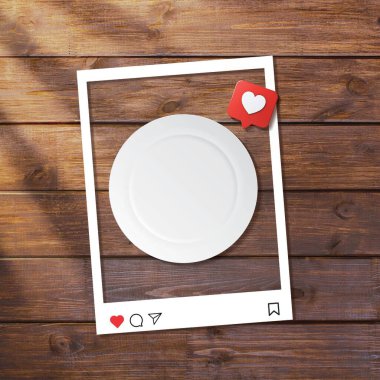 Yemeğiniz için ayrı bir tabağı olan ahşap masa. yaratıcı sosyal medya post tasarımı. Tabaklı boş bir masa. 3D illüstrasyon gıda reklam tasarımı ve restoran menüsü reklamları.