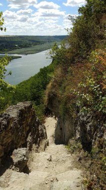 Dağlardaki nehrin güzel manzarası