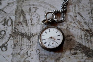 Vintage cep saati ve saat cam veya kum zamanlayıcı, kopya alanı ile zaman sembolleri