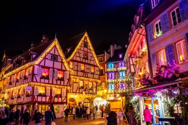 Fransa 'nın Colmar kentindeki Noel pazarında peri ışıklarıyla süslenmiş evler..