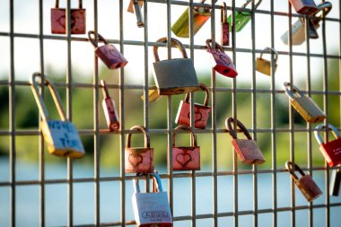 Freiburg 'daki Flueckiger Gölü' nün üstündeki köprüde aşk kilitleri..