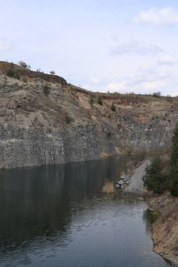 A photo that covers both a portion of the Emerald Lake and a portion of the basalt hill that surrounds it