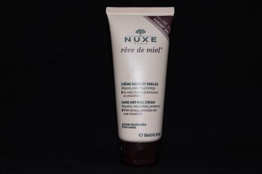 Illustration showing a female hand cream from Nuxe Paris