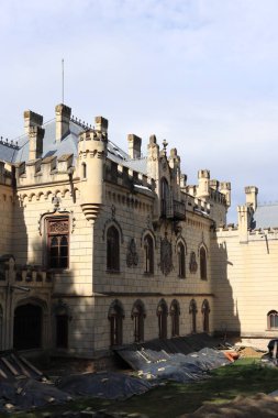 Miclauseni 'deki Sturdza Kalesi üstün bir açıdan resmedilmiş.