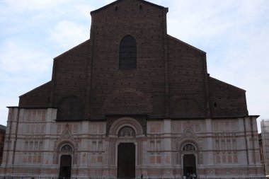 Yağmurlu bir günde Bologna 'dan St. Pietro Katedrali 