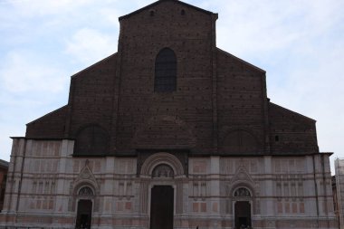 Güneşli bir günde Bologna 'dan St. Pietro Katedrali 