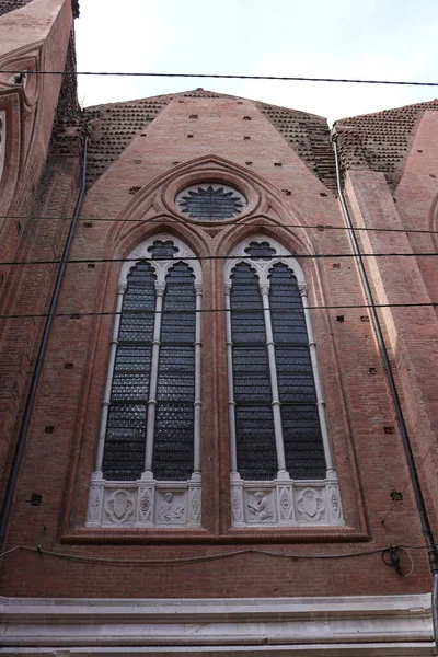 Architectonische Detail Vastgelegd Zijruiten Van Kathedraal Van Pietro Bologna — Stockfoto