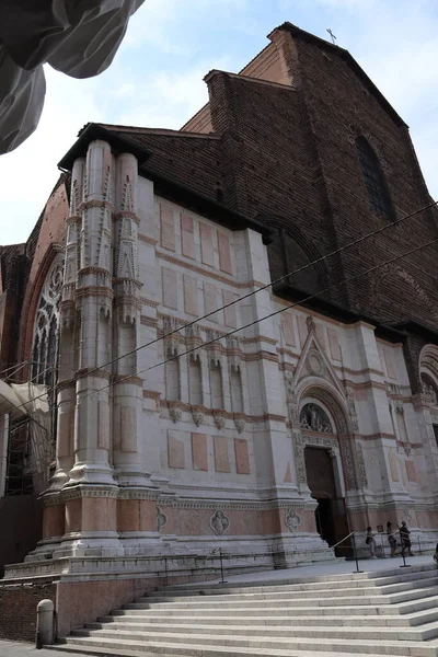 Foto Vanuit Een Lagere Hoek Genomen Pietro Kathedraal Bologna — Stockfoto