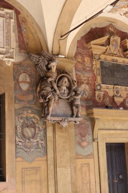 Bologna 'daki merkez kütüphanesinin destek sütunlarından birinde Rönesans mimarisi ayrıntıları