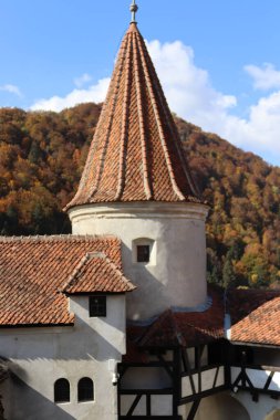 Güneşli bir günde Bran Kalesi 'nin farklı açıları 