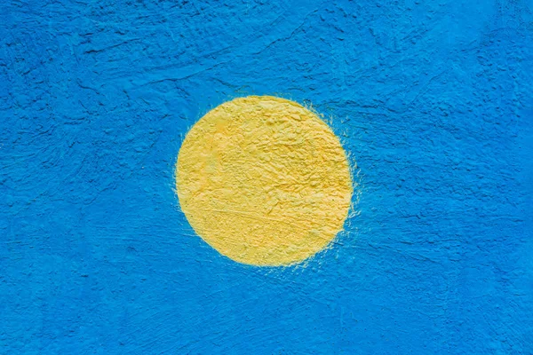 Geschilderde Gele Cirkel Blauwe Betonnen Muur Artistiek Abstract Krassen Achtergrond — Stockfoto