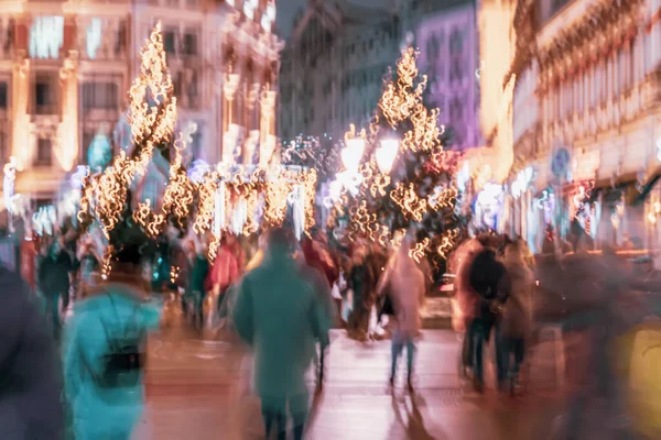 Nachtstad op kerstdagen, neonlichten, wandelende mensen — Stockfoto