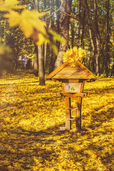 Houten Vogelvoeder Met Gevallen Gele Bladeren Zonnige Herfstdag Park — Stockfoto