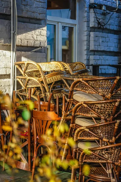在街上的咖啡馆里收集了一堆木制椅子 夏季末 秋天的心情 忧伤的概念 — 图库照片