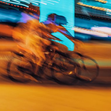 Tanımlanamayan insanlar, bisiklete binmek, gece şehri, aydınlanma, hareket bulanıklığı. Spor, sağlıklı yaşam tarzı