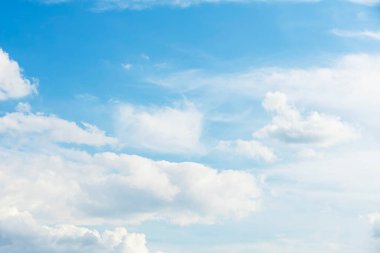 Mavi gökyüzü arkaplanı kabarık kümülüs bulutları, güneşli bir günde atmosferik manzara