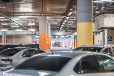 Soyut bulanık otopark, yer altındaki alışveriş merkezinin içindeki arabalar.