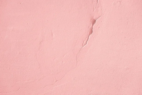 クラック付きの古い割れ壁の抽象的な背景 トレンディーなピンク色 コピースペース — ストック写真