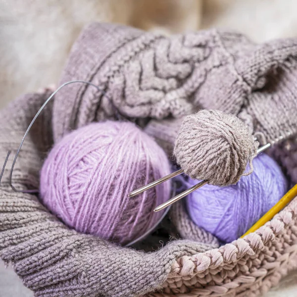 Boules colorées de fil pour tricoter dans le panier. Tricot, concept de broderie. Images De Stock Libres De Droits