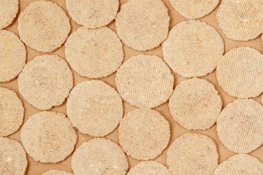 Kıtır kıtır ekmekli düz kompozisyon, üst görünüm.