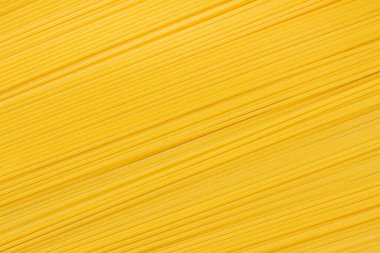 Spagetti, çiğ makarna, arka plan çapraz. İtalyan mutfağı kavramı