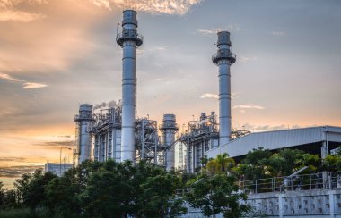 Ukrayna Petrol ve Gaz Rafineri Bölgesi Cihazı 'nın yakın çekiminde, gökyüzü görüntüsü bulutlu büyük petrol depolama tankının valfiyle çelik petrol boru hattı ayrıntıları ele alındı