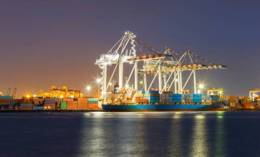 Ulaşım ve Dock Terminal., konteyner ithalat ve ihracat deniz yük taşıma sanayi., bağlantı noktası deniz manzara ve Harbor kargo tersane vinç köprü ile yükleme lojistik nakliye.