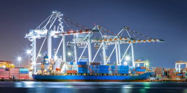 Ticari ve lojistik ihracat ve ithalat sektöründeki konteyner gemileri vinç uluslararası su taşımacılığıyla rıhtıma mal götürüyorlar.