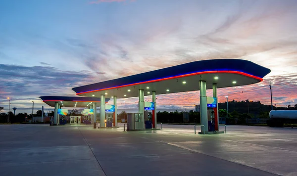 Posto Gasolina Com Nuvens Céu Bonito Pôr Sol Espaço Vazio — Fotografia de Stock