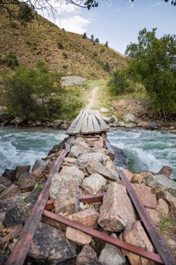 Nehir üzerindeki tahta köprü.