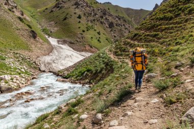 Dağlarda yürüyüş.
