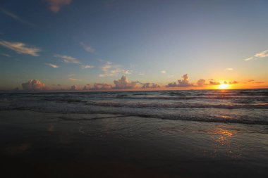 Sahilde gün batımı
