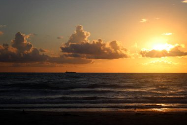 Sahilde gün batımı.