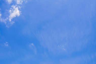 Yazın mavi renk değişen bulutlar açık beyaz arka plan açık bulutlar sakin güneş ışığı parlak kış havası parlak turkuaz manzara gündüz çevre ufku bahar rüzgarı.