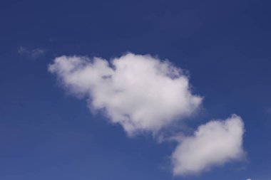 Yazın mavi renk değişen bulutlar açık beyaz arka plan açık bulutlar sakin güneş ışığı parlak kış havası parlak turkuaz manzara gündüz çevre ufku bahar rüzgarı.