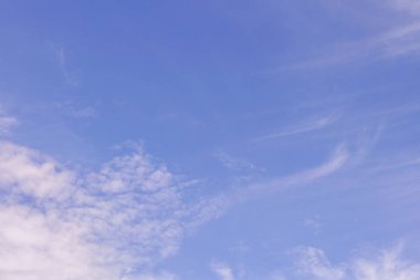 Yazın mavi renk değişen bulutlar açık beyaz arka plan açık bulutlar sakin güneş ışığı parlak kış havası parlak turkuaz manzara gündüz çevre ufku bahar rüzgarı.